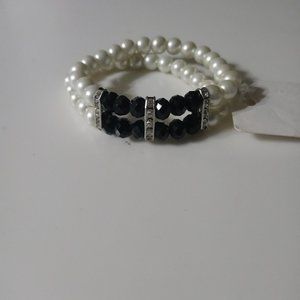 Elegant black and white beaded bracelet